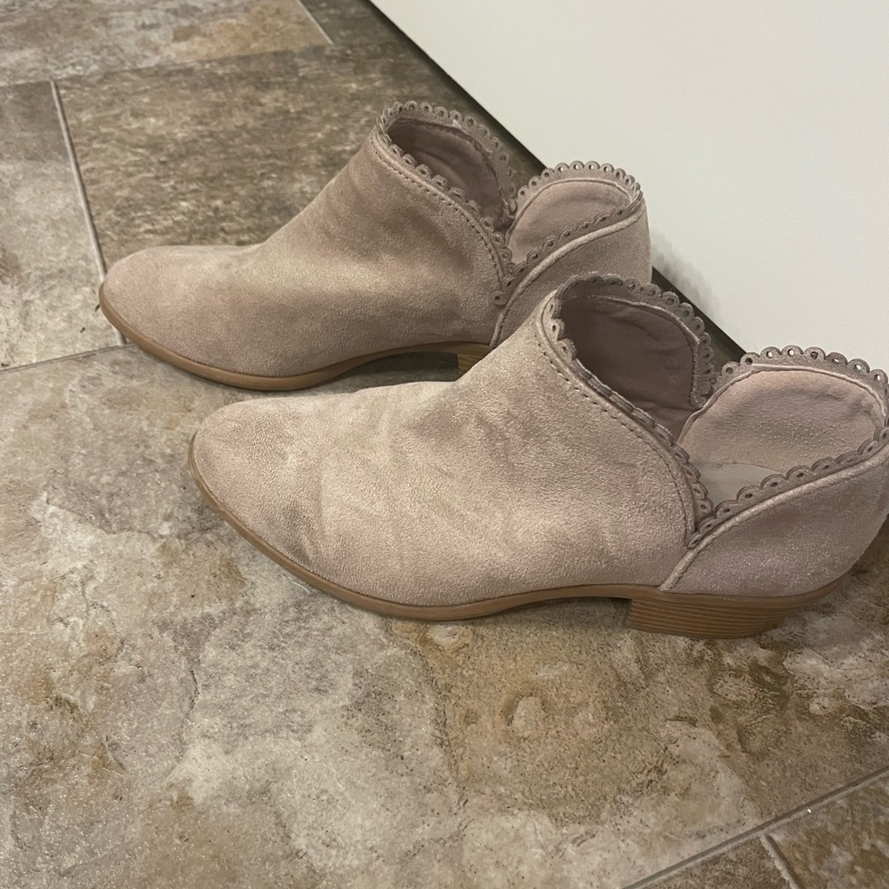 Chic Soul taupe booties size: 6